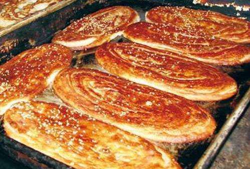 餐饮老手也意识到现在餐饮的疲软状态，选择降龙爪爪新型小吃