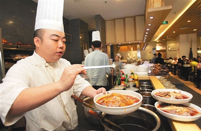 夫妻肺片传人正在调制美味。企业供图