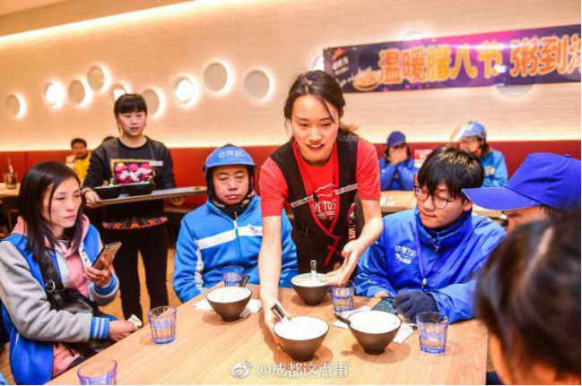 <b>上百家餐饮品牌免费送福利 饿了么外卖小哥表示“心里暖暖的</b>