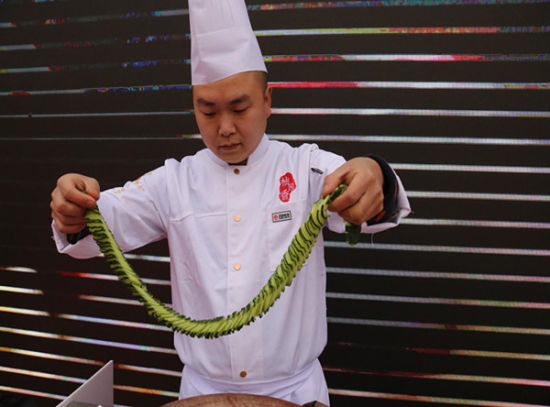 大厨展示做菜技能。 安州宣传部提供 大厨展示做菜技能。 安州宣传部提供