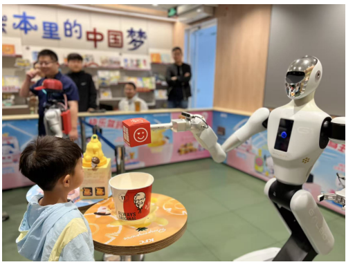 硬科技 软情感 肯德基携手智能机器人打造六一科技奇趣派对